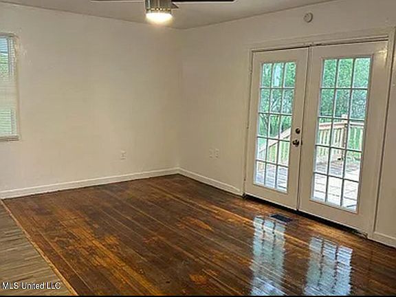 3rd image of 1027 Woody Dr