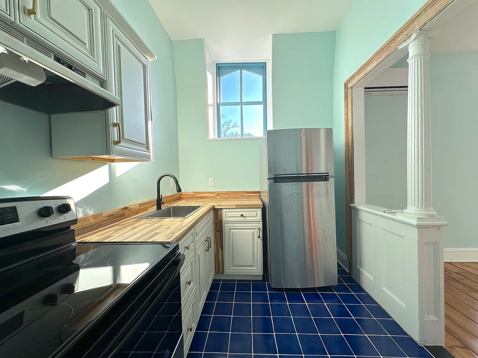 2 bed, 644 sqft, $2,400 — Photo 2