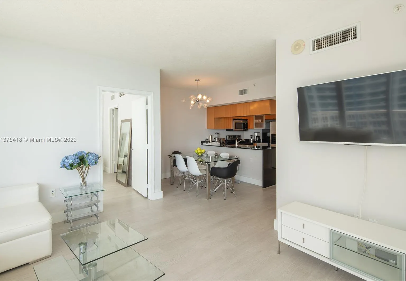 Opera Tower Condo — Photo 3