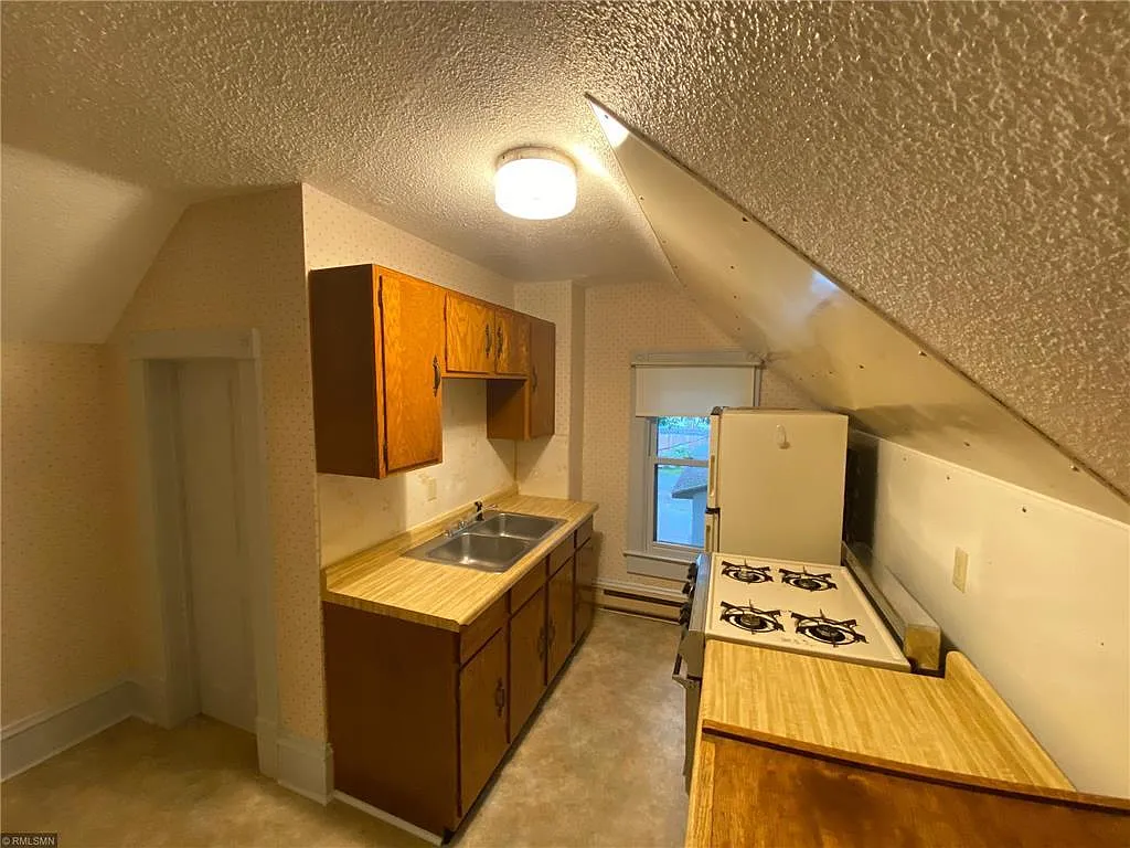 226 3rd Avenue NE - 2 — Photo 2