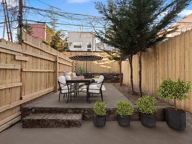 149 Ainslie St #1L — Photo 1