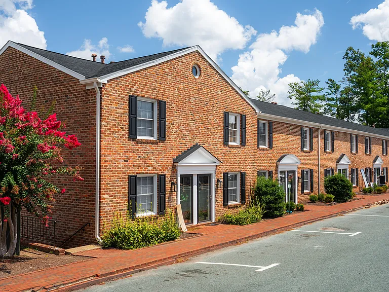 Blue Ridge Crossing Apartments & Townhomes — Photo 33