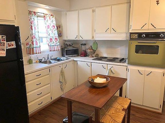 3rd image of 9 Cocos Plumosa Dr