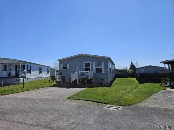 86 Fox Cir, Lockport, NY 14094