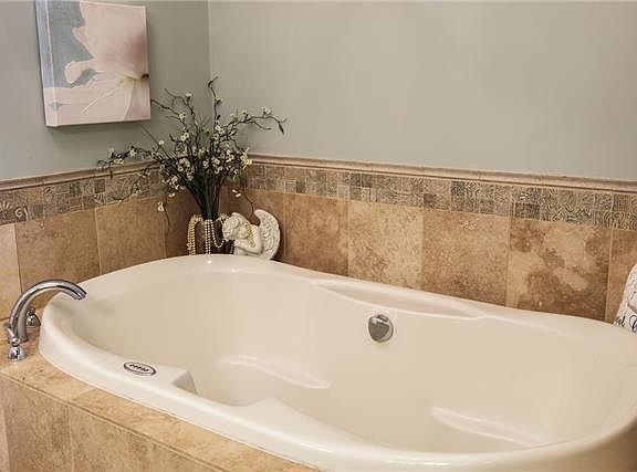 Jacquzzi tub wiht Detached shower and steamroom
