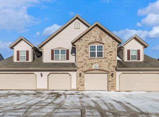 2252 W Vista Bella Dr, Oak Creek, WI 53154