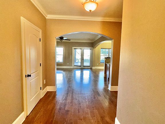 4th image of 250 Calusa Blvd