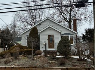 86 Scarcliffe Dr, Malverne, NY 11565