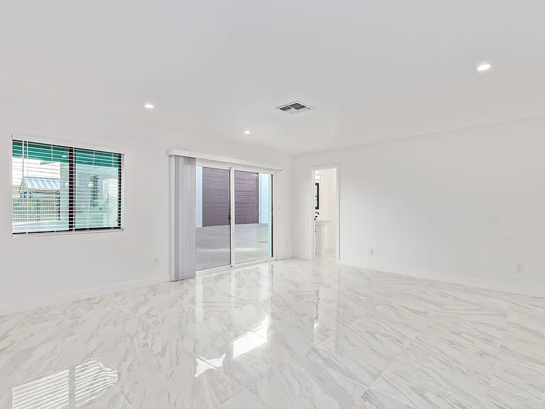 2817 N 29th Pl — Photo 3