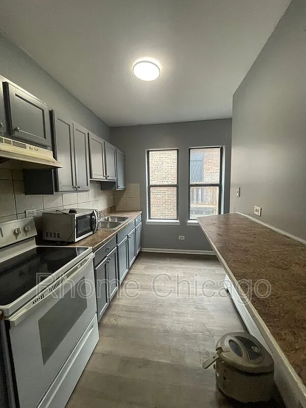 Building Photo - 6938 S Clyde Ave #310