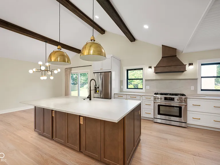 910 Williamsburg Ln — Photo 11