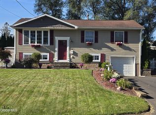 20 Crestone Rd, Albany, NY 12205