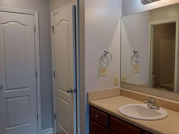 3rd image of 661 Bartons Landing Pl APT 7