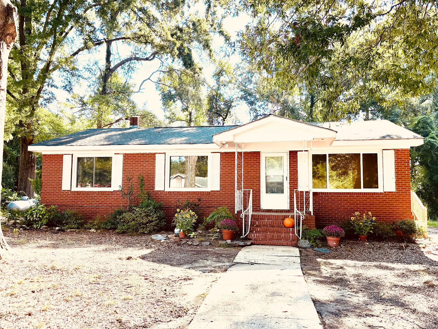 3 bed, 1.5 bath, 1144 sqft, $1,600 — Photo 1