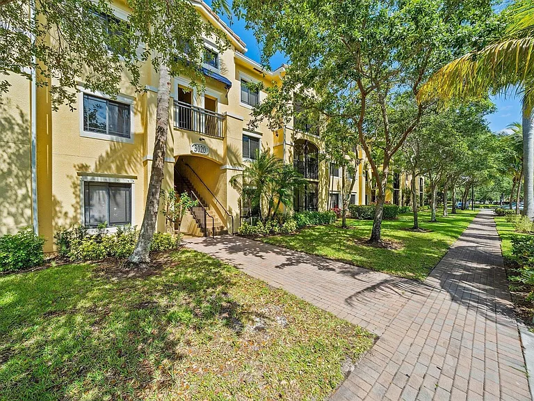 3020 Alcazar Pl #202 — Photo 4