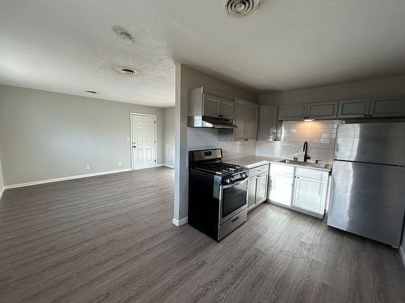 4th image of 3240 Heatherton Dr APT 2