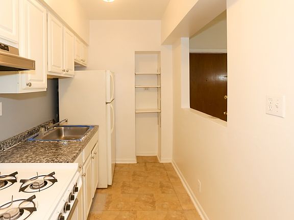 3rd image of 5516 N Kenmore Ave APT 401