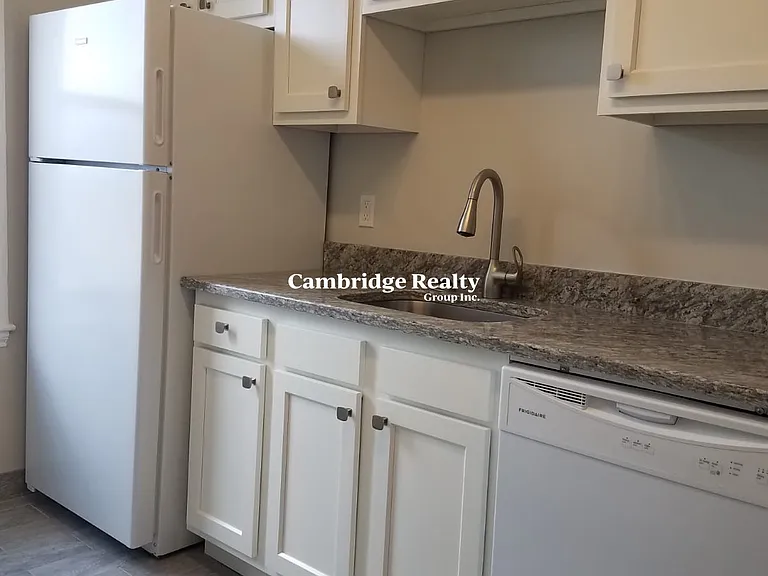 8 Farrington Ave #3T — Photo 5