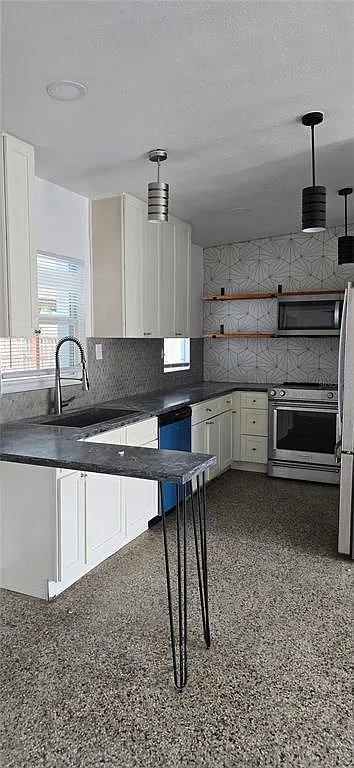 3 bed, 2.0 bath, 1712 sqft, $2,400 — Photo 3