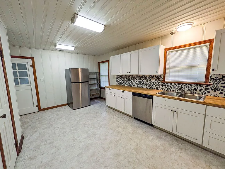 270 N Ann St — Photo 4