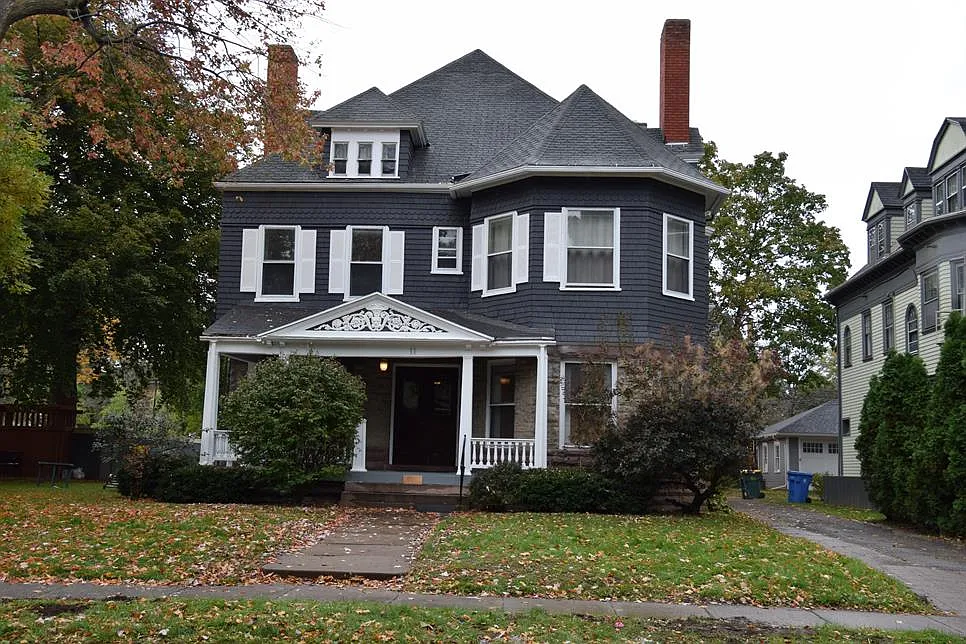 11 Strathallan Park — Photo 2