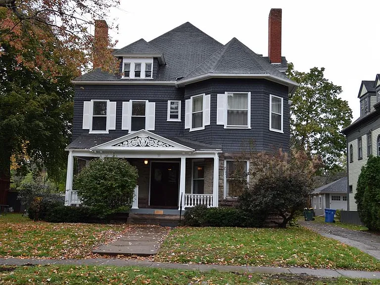 11 Strathallan Park — Photo 2