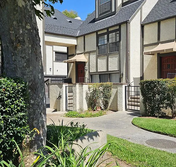 109 E Rosewood Ct — Photo 1