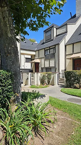 109 E Rosewood Ct Photo 1