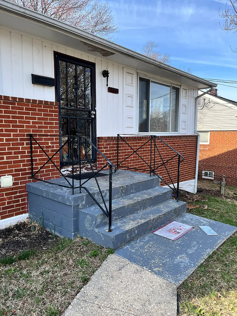 Building Photo - 2311 Roslyn Ave