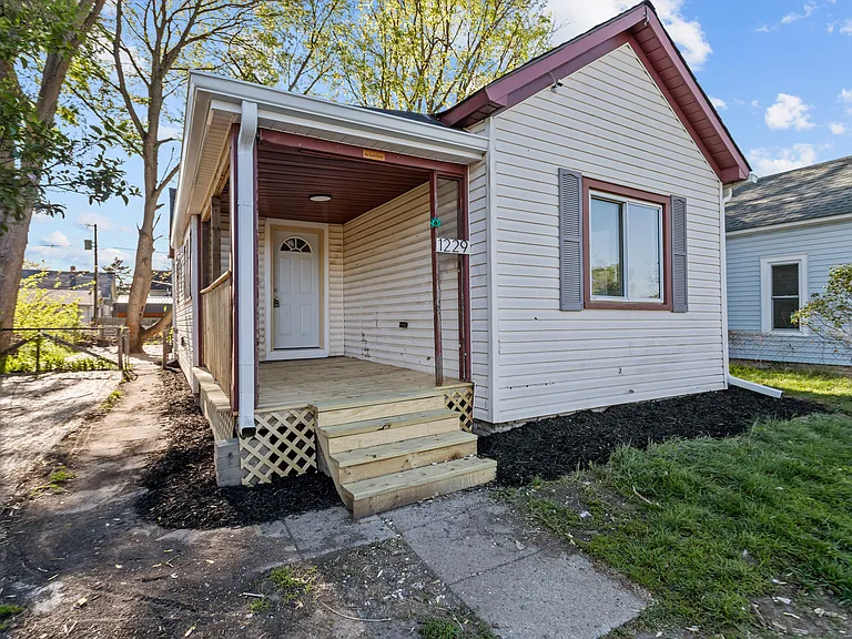 1229 N Courtland Ave — Photo 2