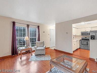 4th image of 44521 N Umberland Cir