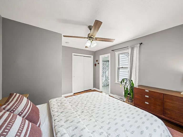 917 Hall St — Photo 13