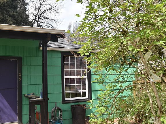 5th image of 409 Milroy Street NW