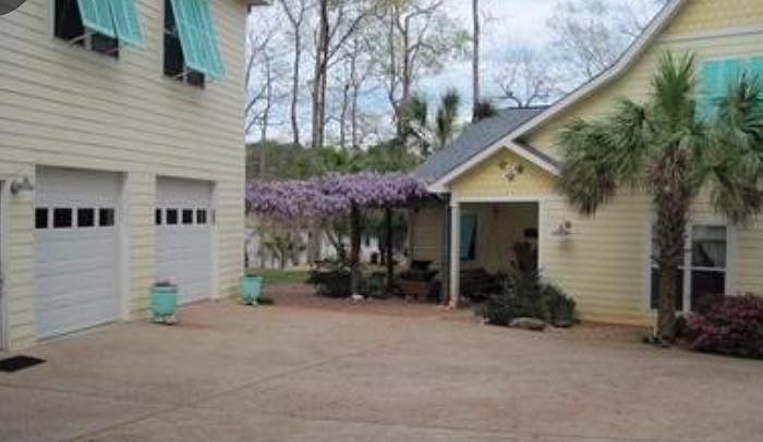 Apartment- 950 square foot Guest Home above the Garage