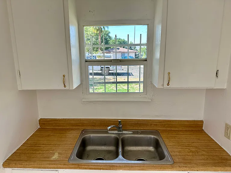 24730 E Court St — Photo 3