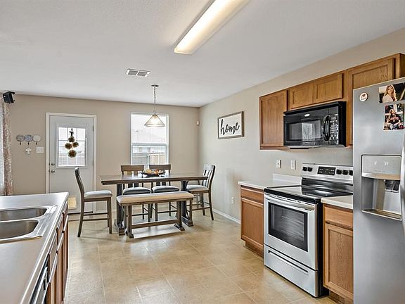 2nd image of 2815 Meadow Bluff Dr