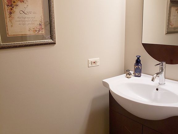4th image of 2440 Prescott Ln