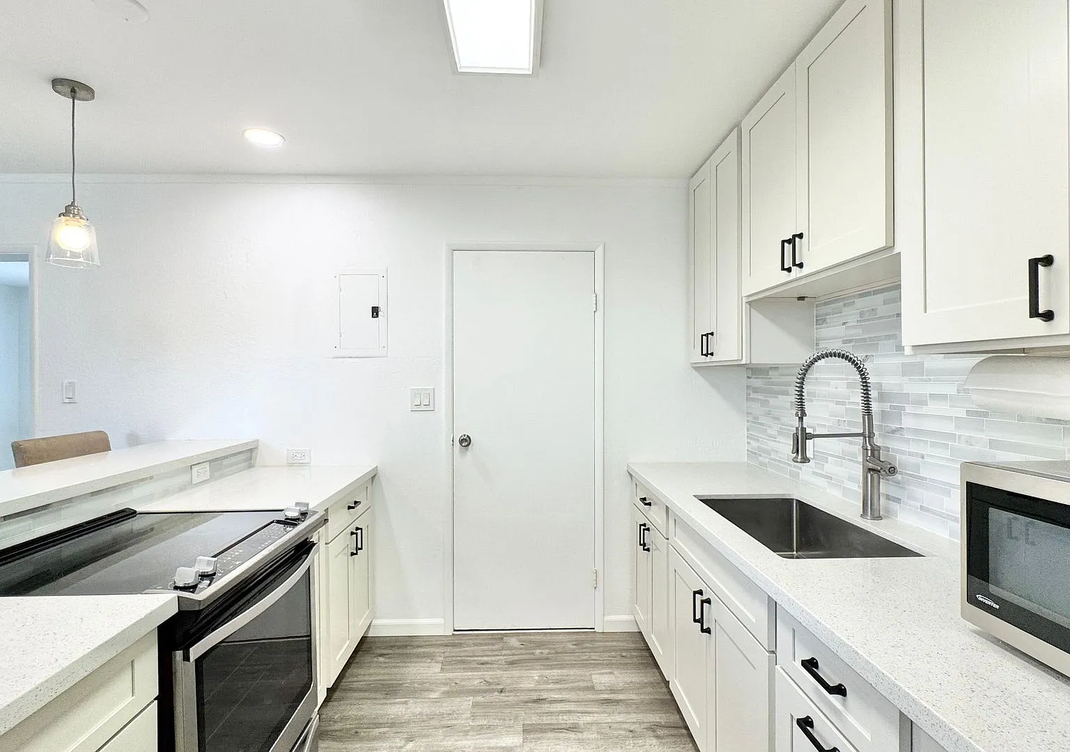 Updated 3 Bedroom Townhome Unit With 2 Parking Stalls — Photo 4