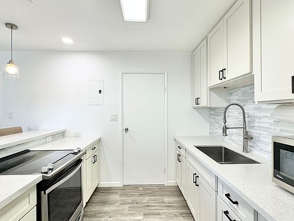 4th image of 98-801 Noelani St APT B
