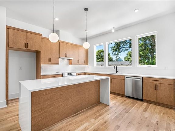 5th image of 404 Linden Ave NE #17