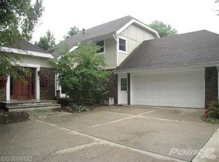 1742 Williamsburg Dr, Stevensville, MI 49127