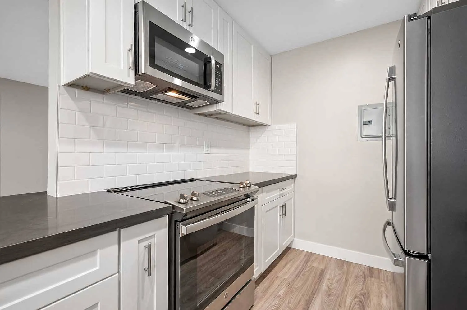 Los Robles Apartments — Photo 2