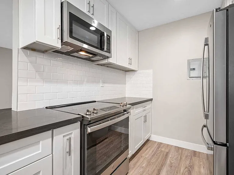 Los Robles Apartments — Photo 2