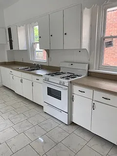 240 Woodbine St — Photo 2