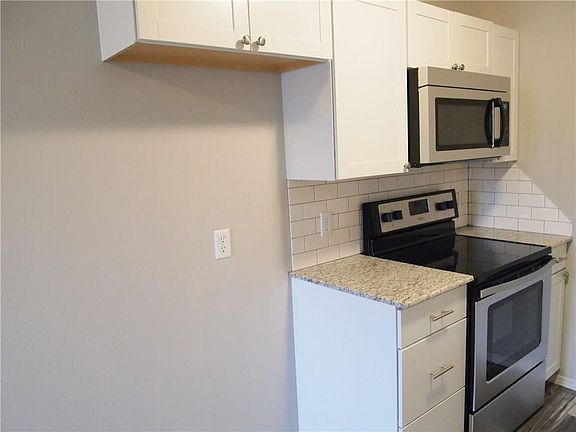 3rd image of 2421 Meadow Ln