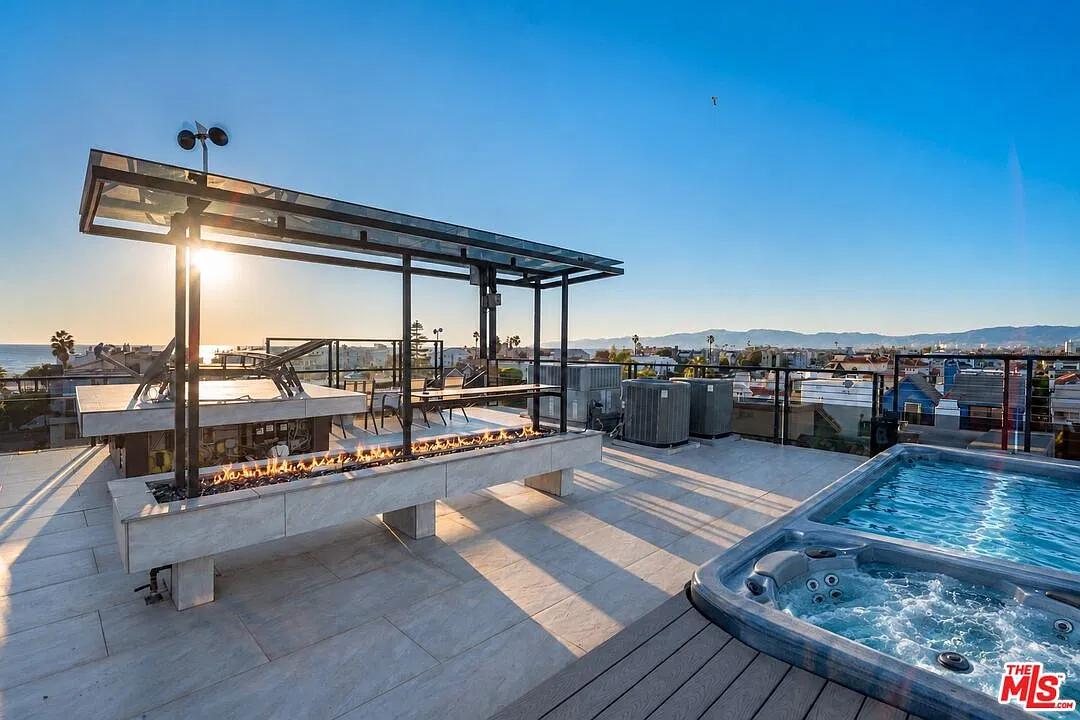 8 bed, 10.0 bath, 10000 sqft, $24,750 — Photo 4