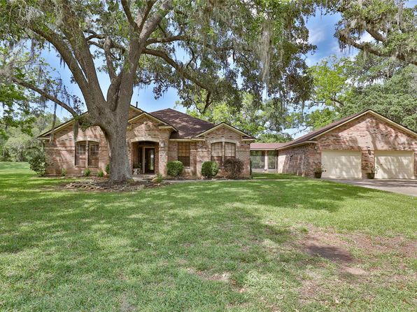 310 Wellshire Dr, West Columbia, TX 77486