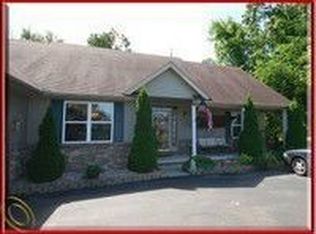 12460 Sunview Ct, South Lyon, MI 48178