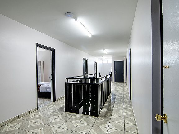 4th image of 930-932 Fraser Ave #9