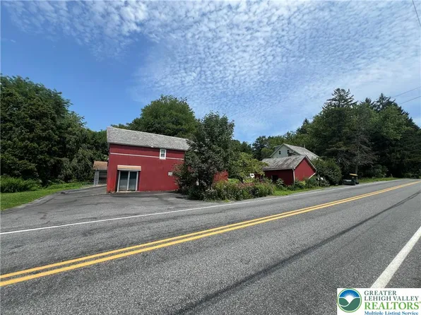 2444 E Scenic Dr, Bath, PA 18014